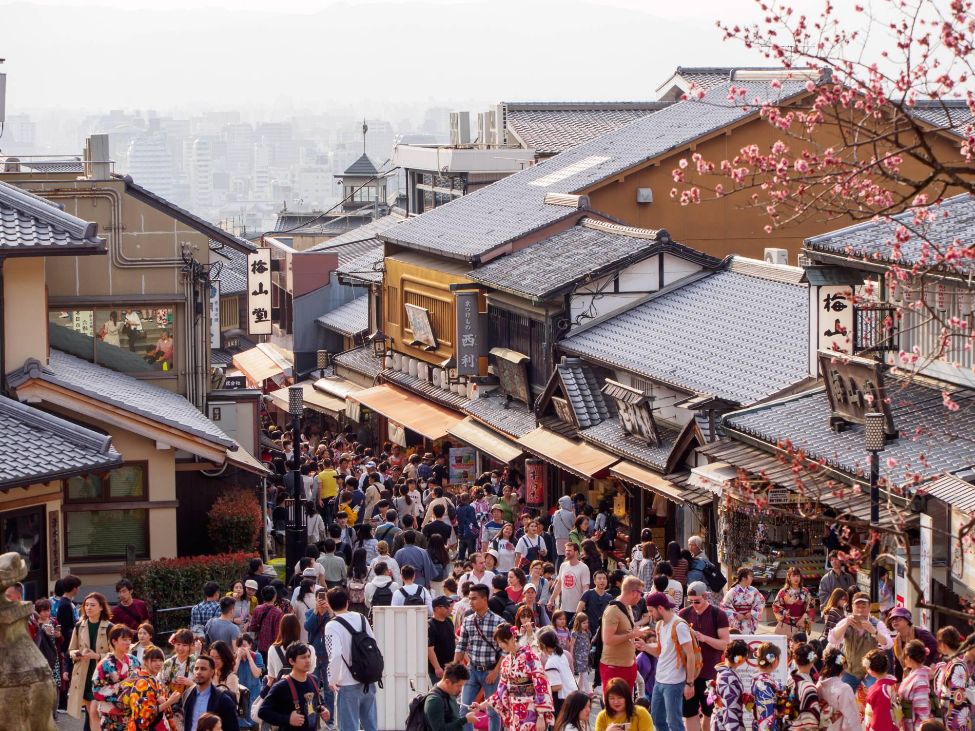 Turismo masivo en Kioto