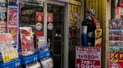 Tiendas anime Akihabara: vitrinas llenas de figuras coleccionables, merchandising exclusivo y productos únicos para fans del anime