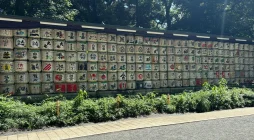 Barriles de sake kazaridaru en un santuario sintoísta de Japón, símbolo de gratitud y respeto a las deidades.