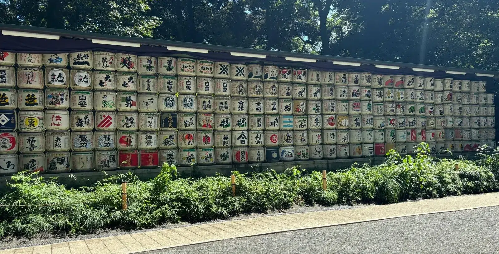 Barriles de sake kazaridaru en un santuario sintoísta de Japón, símbolo de gratitud y respeto a las deidades.