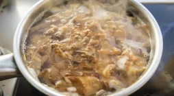 Aprende a preparar un caldo dashi, uno de los caldos básicos en la cocina japonesa, con él, podremos realizar más adelante deliciosos platos.