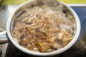 Aprende a preparar un caldo dashi, uno de los caldos básicos en la cocina japonesa, con él, podremos realizar más adelante deliciosos platos.