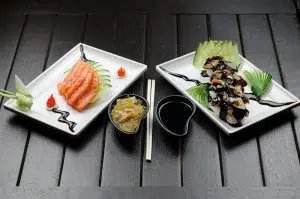 Descubre cómo la gastronomía japonesa ha evolucionado en la era moderna, fusionando tradición, tecnología e innovación.