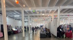 Pasillo principal del Salón del Manga en Calella 2025, con stands de anime, manga y merchandising, decorado con luces y farolillos de colores