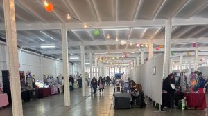 Pasillo principal del Salón del Manga en Calella 2025, con stands de anime, manga y merchandising, decorado con luces y farolillos de colores