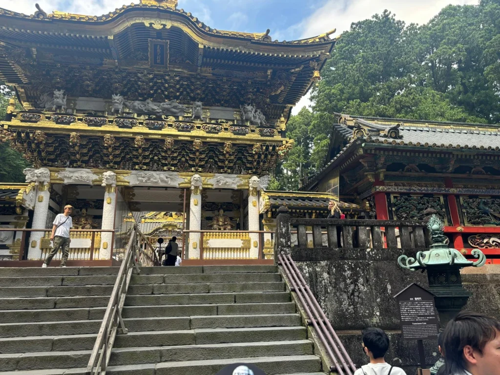 Viaje a Nikko par visitar el Santuario Tōshō-gū en Nikkō con su ornamentación dorada y detalles arquitectónicos tradicionales.