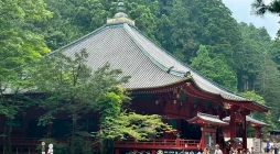 Templo Rinno-ji en Nikko, Japón, rodeado de árboles y con su icónica arquitectura de madera y techo ornamentado.