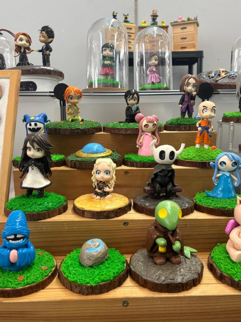 Figuras chibi artesanales en el stand de Lattecua en el Salón del Manga de Calella 2025