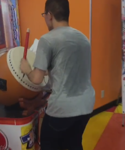 Jugador disfrutando de Taiko no Tatsujin, la popular máquina arcade de tambores en Akihabara, Tokio