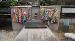 Descubre la Llama de Hiroshima-Nagasaki en el Parque de Ueno, Tokio. Un símbolo de memoria y paz en honor a las víctimas de los bombardeos atómicos.