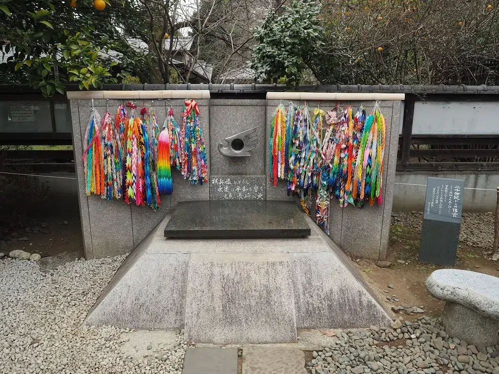 Descubre la Llama de Hiroshima-Nagasaki en el Parque de Ueno, Tokio. Un símbolo de memoria y paz en honor a las víctimas de los bombardeos atómicos.