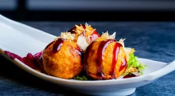Descubre la historia de los takoyaki y aprende a preparar estas deliciosas bolas de pulpo japonesas con nuestra receta paso a paso.