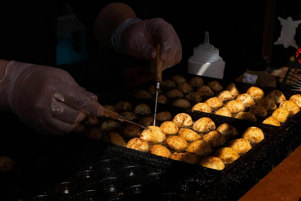 Descubre la historia de los takoyaki y aprende a preparar estas deliciosas bolas de pulpo japonesas con nuestra receta paso a paso.