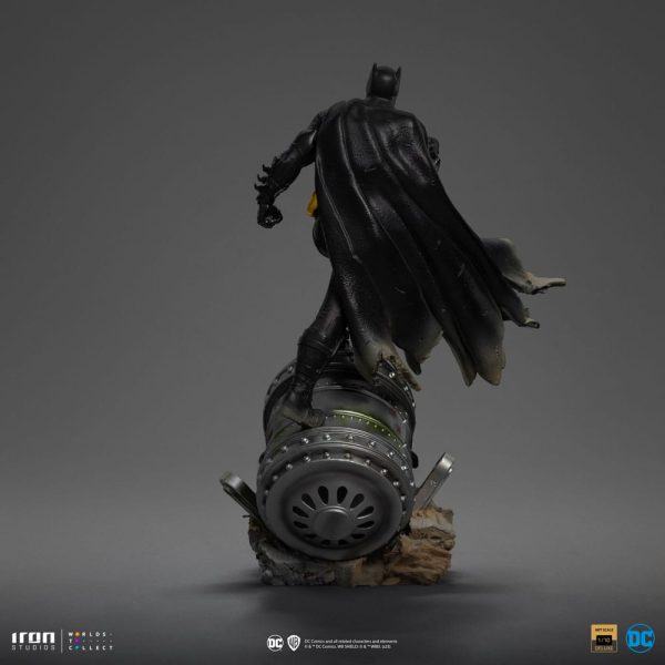 Figura de Batman de DC Comics en escala 1/10, edición Deluxe en versión exclusiva color negro - Imagen 5