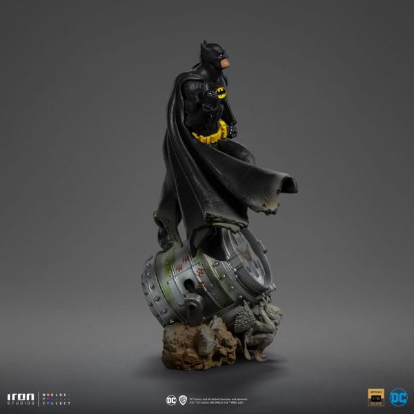 Figura de Batman de DC Comics en escala 1/10, edición Deluxe en versión exclusiva color negro - Imagen 3