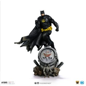 Figura de Batman de DC Comics en escala 1/10, edición Deluxe en versión exclusiva color negro