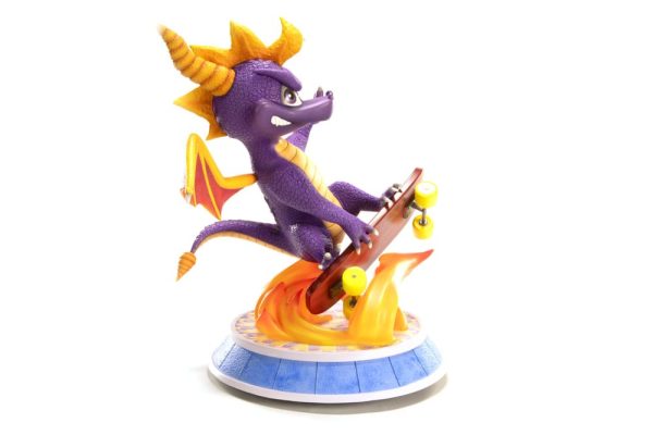Figura de Spyro: Año del Dragón en Estatua de PVC con Skateboard de 34 cm