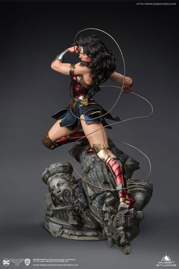 Estatua en escala 1/4 de Wonder Woman basada en los cómics - Imagen 2