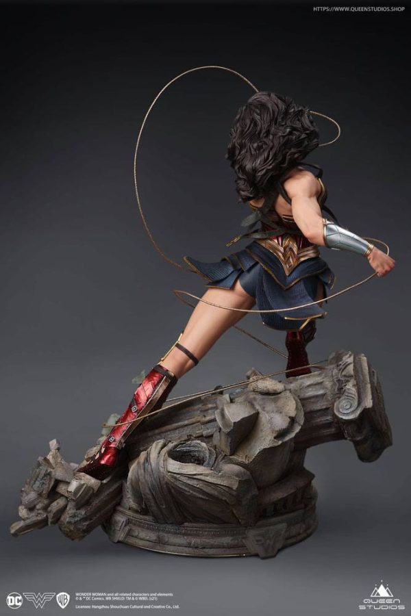 Estatua en escala 1/4 de Wonder Woman basada en los cómics - Imagen 3