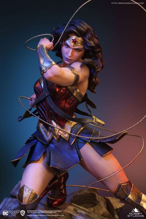 Estatua en escala 1/4 de Wonder Woman basada en los cómics - Imagen 4