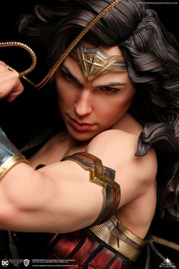 Estatua en escala 1/4 de Wonder Woman basada en los cómics - Imagen 5
