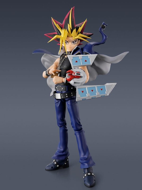 Figura de Yami Yugi de 16 cm de altura basada en el personaje de Yugi-Oh Duel Monsters, perteneciente a la línea de figuras SH Figuarts.