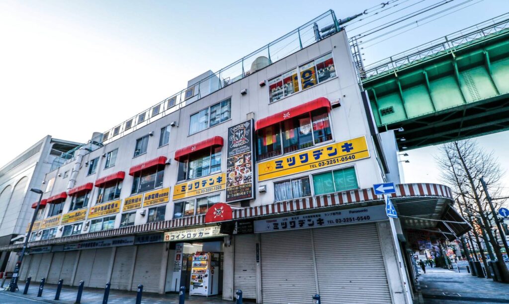 Interior del Akihabara Radio Center con tiendas de electrónica retro en Tokio