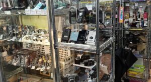 Interior del Akihabara Radio Center con tiendas de electrónica retro en Tokio