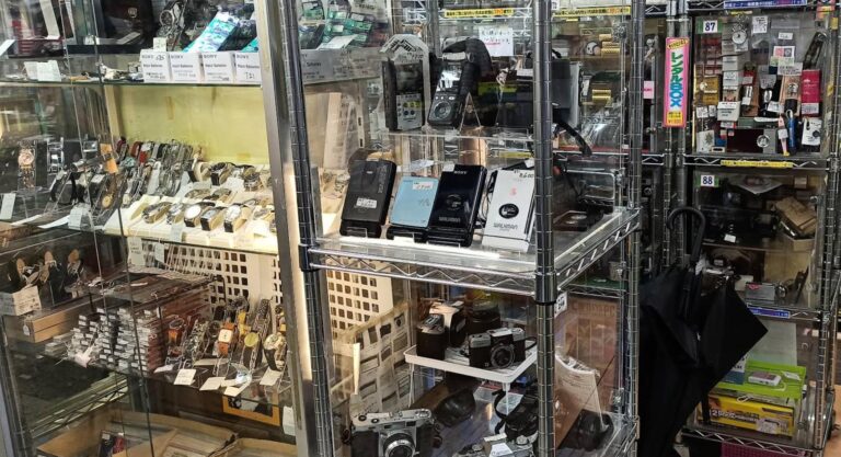 Interior del Akihabara Radio Center con tiendas de electrónica retro en Tokio