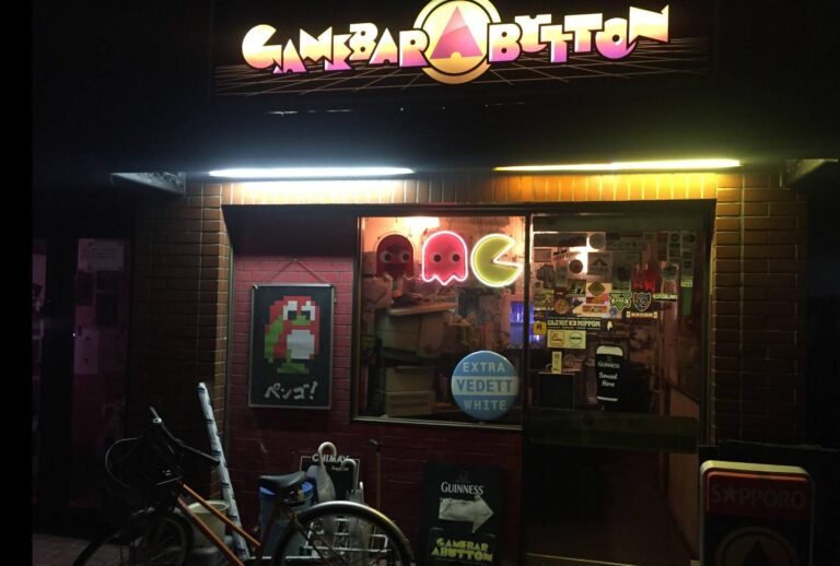Bar oculto en Akihabara con decoración de anime y luces de neón