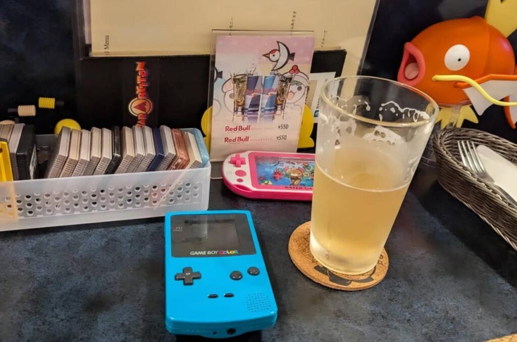Bar oculto en Akihabara con decoración de anime y luces de neón