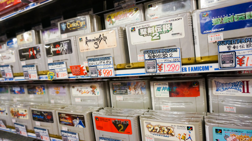 Estantería con videojuegos retro en Super Potato Akihabara