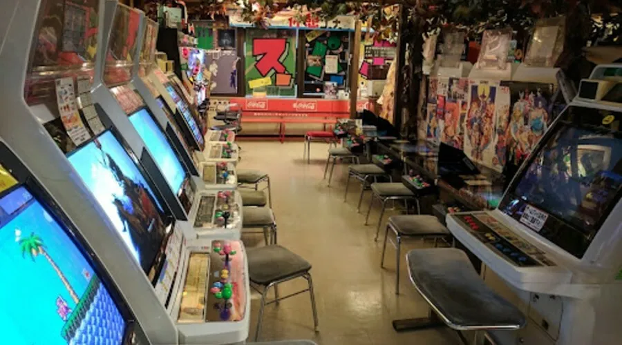 Estantería con videojuegos retro en Super Potato Akihabara