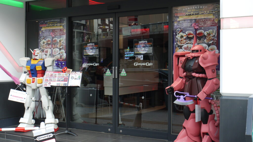 Interior del Gundam Café en Akihabara decorado con temática mecha
