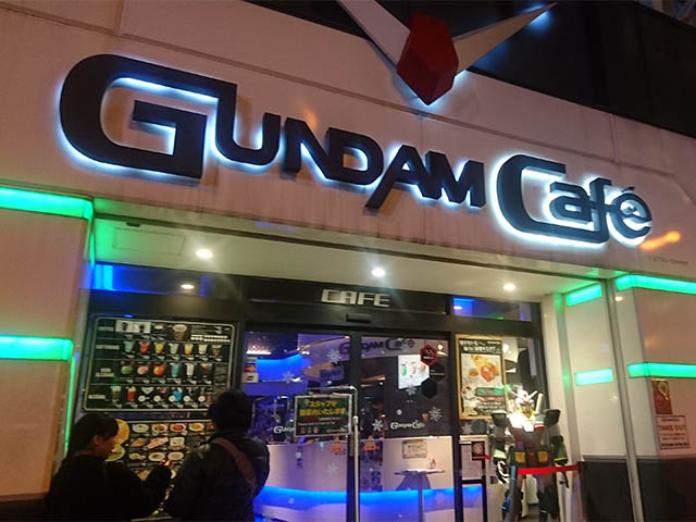 Interior del Gundam Café en Akihabara decorado con temática mecha