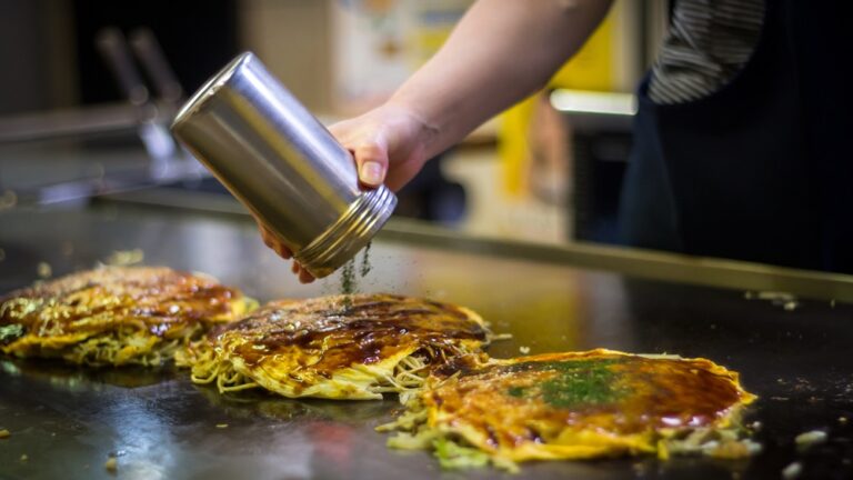 Fideos yakisoba salteados en la plancha para el Okonomiyaki de Hiroshima.