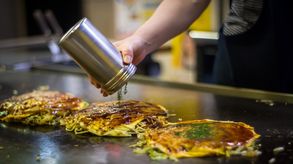 Fideos yakisoba salteados en la plancha para el Okonomiyaki de Hiroshima.
